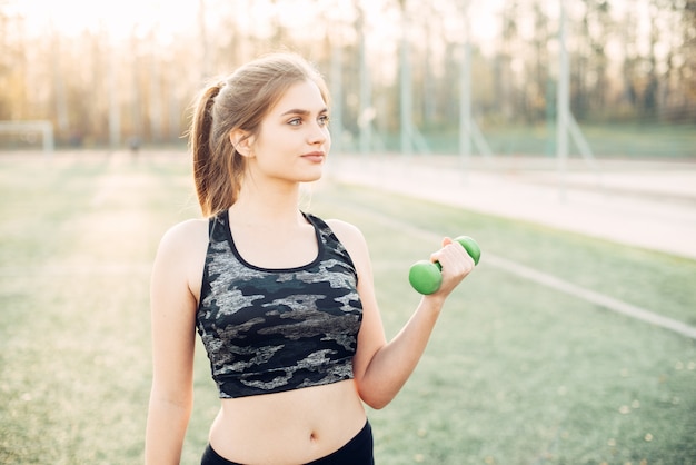 Młoda Piękna Kobieta Z Dumbbell W Rękach Przy Stadium