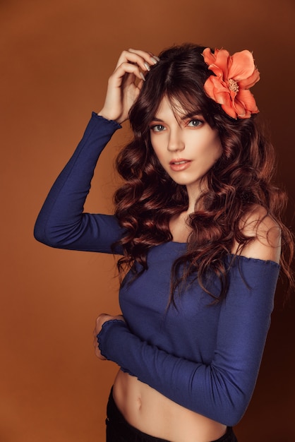 Młoda Piękna Kobieta Z Kwiatami W Jej Włosy I Makeup, Tonuje Fotografię