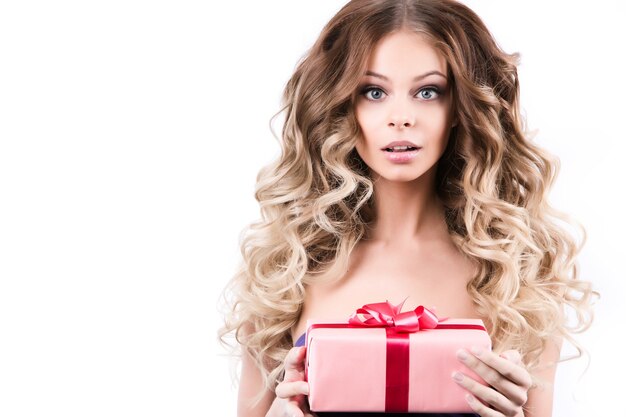 Młoda piękna kobieta z prezentami. Koncepcja prezentów do sprzedaży świątecznej. Piękno i moda.