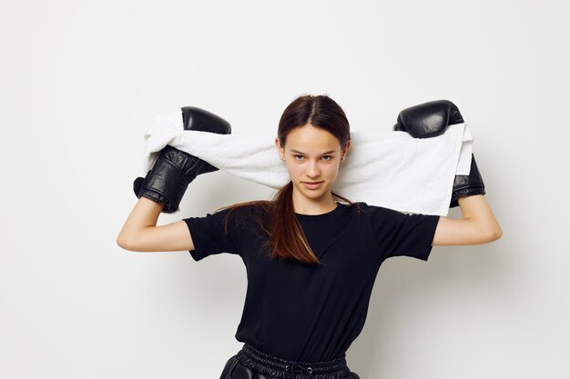Młoda piękna kobieta z ręcznikami bokserskimi w czarnych rękawiczkach pozowanie sportowe na białym tle