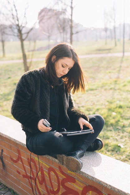 młoda piękna kobieta za pomocą tabletu