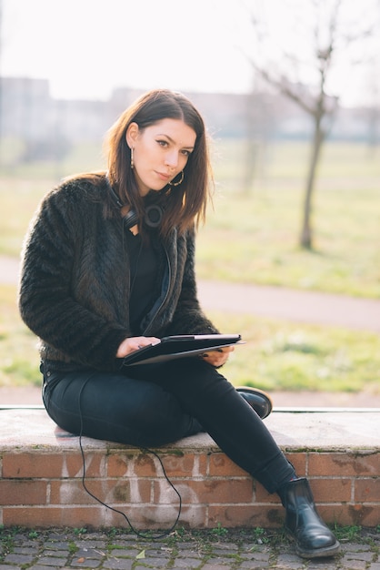 młoda piękna kobieta za pomocą tabletu