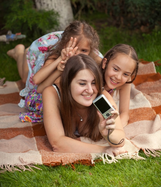 Młoda Piękna Mama I Córki Robią Zdjęcia Na Pikniku