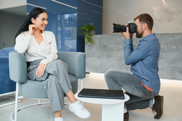 Młoda piękna modelka pozuje dla profesjonalnego fotografa w studio