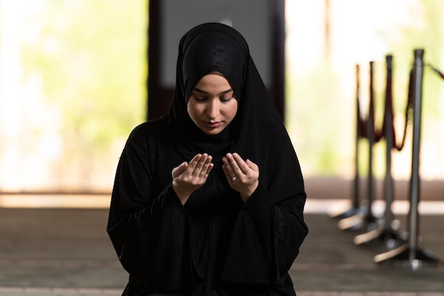 Młoda piękna muzułmanka modli się w meczecie
