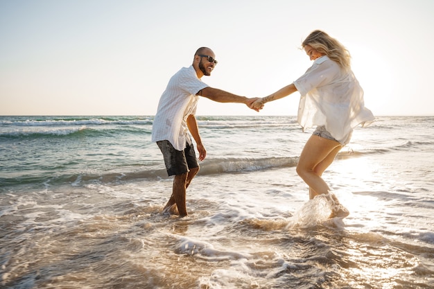 Młoda Piękna Para Spaceru Na Plaży W Pobliżu Morza?