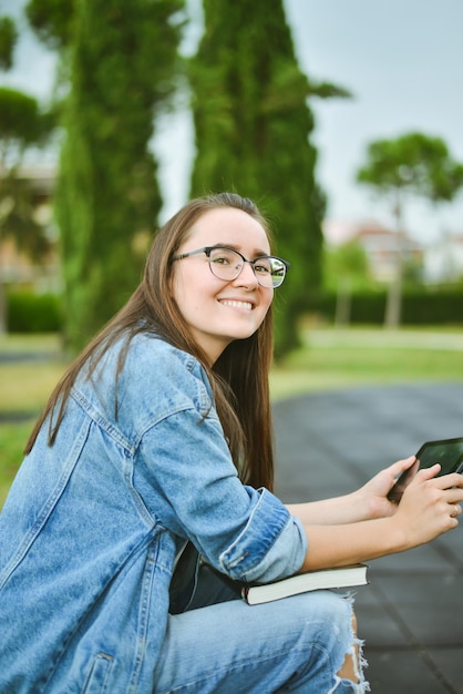 młoda piękna studentka uczy się na świeżym powietrzu