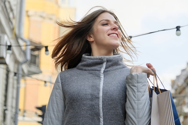 Zdjęcie młoda piękna uśmiechnięta kobieta z torba na zakupy zbliżeniem