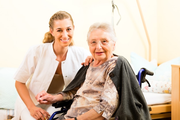 Zdjęcie młoda pielęgniarka i kobieta starszy w domu opieki