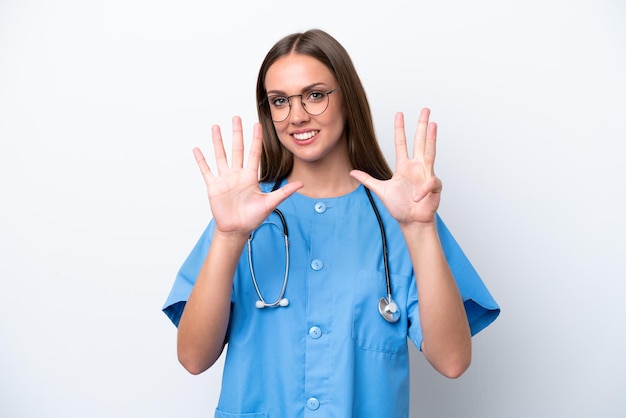 Młoda pielęgniarka kaukaska kobieta na białym tle licząc dziewięć palcami