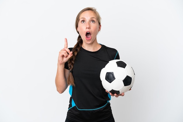 Młoda piłkarka kobieta na białym tle myśląca o pomyśle wskazującym palec w górę