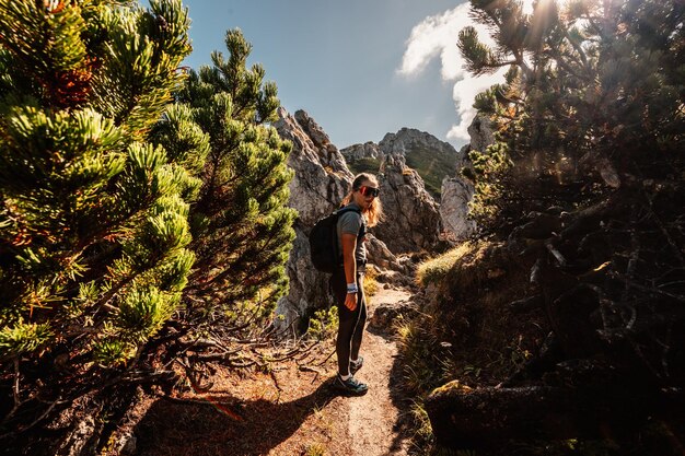 Młoda podróżniczka piesza z plecakami Wędrówki w górach Wzgórze Sivy Vrch i skały zwane Radove Skaly w Tatrach Zachodnich Słowacja Tatry Zachodnie na Słowacji krajobraz górski