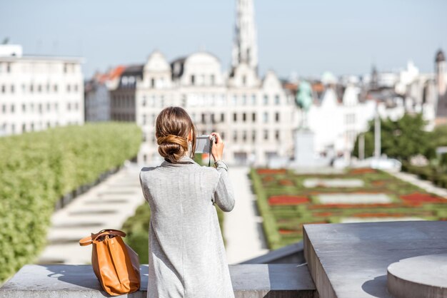 Młoda Podróżniczka Stojąca Z Aparatem Fotograficznym Na Słynnej Górze Arts Z Pięknym Widokiem Na Stare Miasto W Brukseli