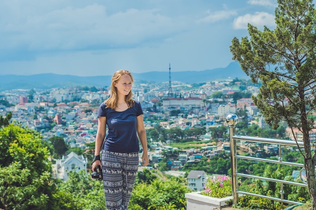 Młoda Podróżniczka Z Pięknym Widokiem Na Miasto Dalat W Wietnamie