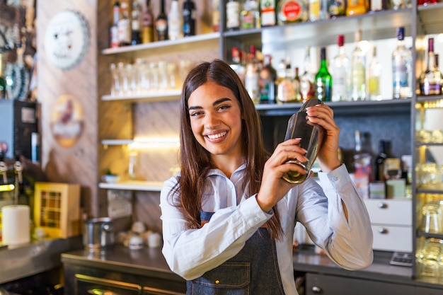 Młoda Pracownica Na Biurku Barmana W Barze Restauracja Przygotowuje Koktajle Z Wytrząsarką.