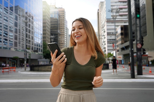 Młoda Przedsiębiorczyni Oglądająca Swój Telefon Na Paulista Avenue W Dzielnicy Finansowej Sao Paulo W Brazylii