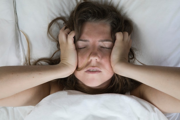 Młoda Przygnębiona Nieszczęśliwa Kobieta Leżąca W łóżku Z Problemami Zdrowotnymi Krzycząca Kacnadmierna Depresja Bezsenna