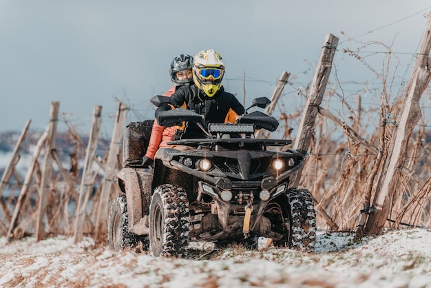 Młoda przygodowa para przyjmuje radość miłości i emocji, gdy jeżdżą ATV quad przez