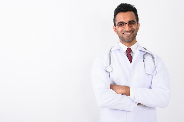 Młoda przystojna Indiańska mężczyzna lekarka przeciw białemu tłu