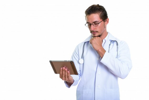 Młoda przystojna mężczyzna lekarka używa cyfrową pastylkę
