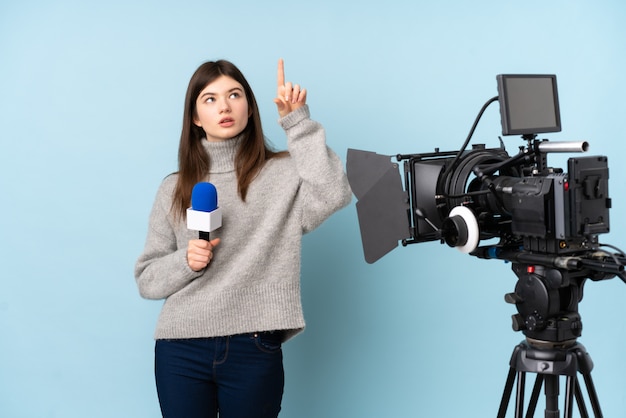 Młoda Reporter Kobieta Trzyma Mikrofon I Reportaż Dotyka Na Przejrzystym Ekranie