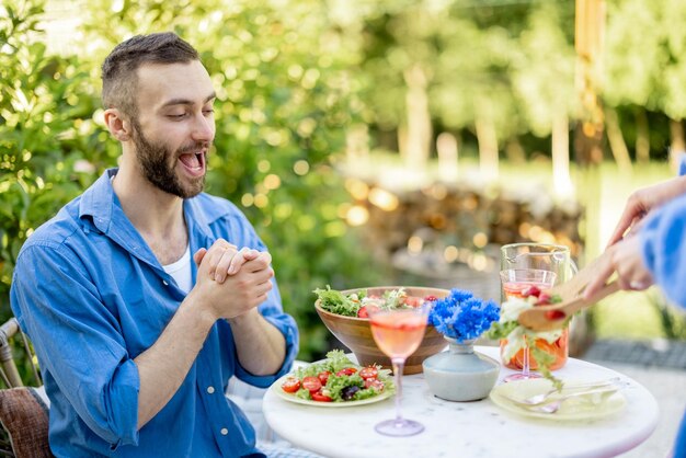 Zdjęcie młoda rodzina jedząca lunch na podwórku latem