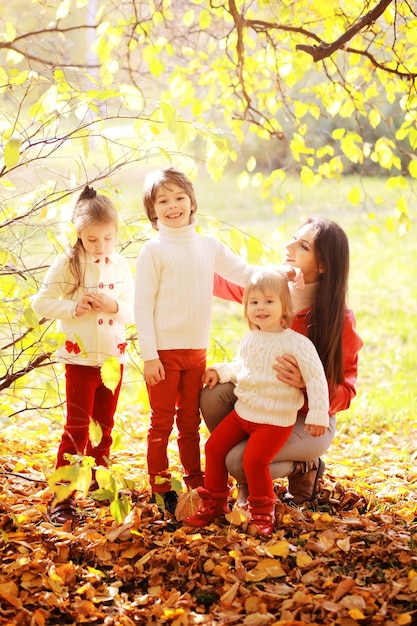 Młoda rodzina na spacerze po jesiennym parku w słoneczny dzień Szczęście bycia razem