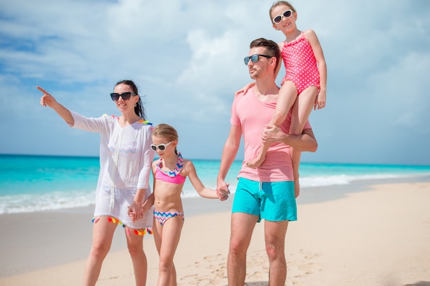 Młoda rodzina na wakacje na plaży