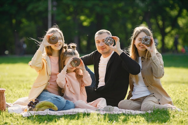 Młoda rodzina spędza razem czas i urządza piknik w parku