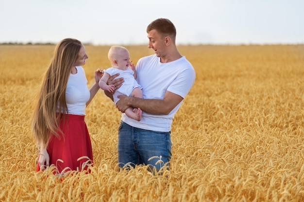 Młoda Rodzina Z Małym Dzieckiem Idą Przez Pole Pszenicy Mama Tata I Dziecko Na Zewnątrz