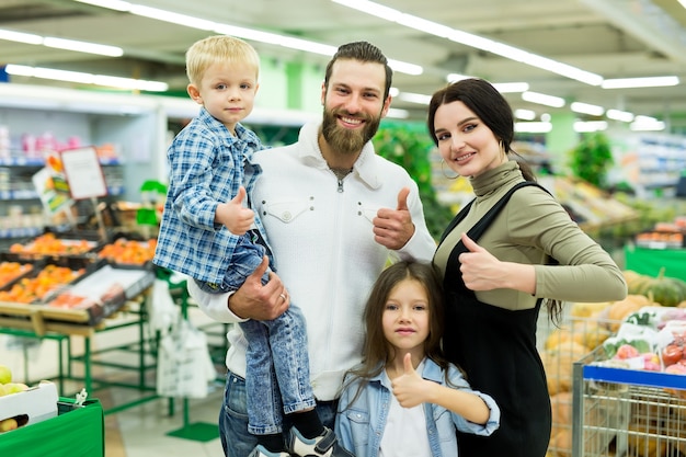 młoda rodzina z synem i córką w supermarkecie.