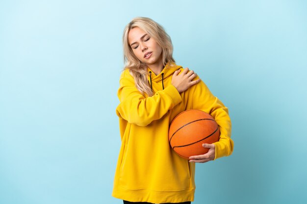Młoda Rosjanka grająca w koszykówkę na niebiesko cierpi na ból barku z powodu wysiłku