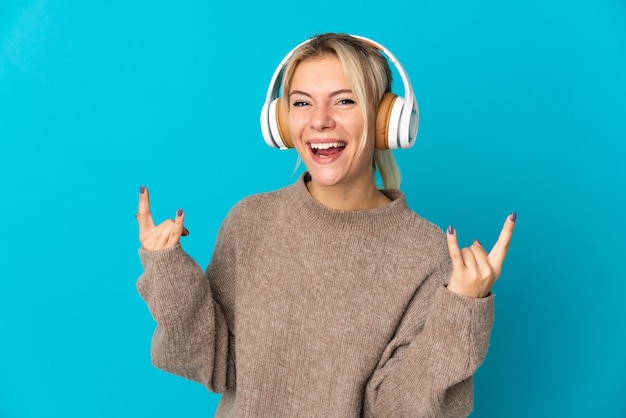 Młoda Rosjanka odizolowała słuchanie muzyki wykonując rockowy gest