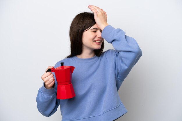 Młoda Rosjanka trzymająca dzbanek do kawy na białym tle uświadomiła sobie coś i zamierza znaleźć rozwiązanie