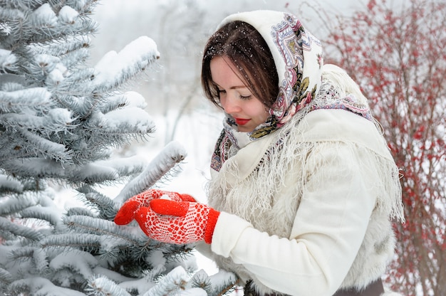 Zdjęcie młoda rosjanka w winter park