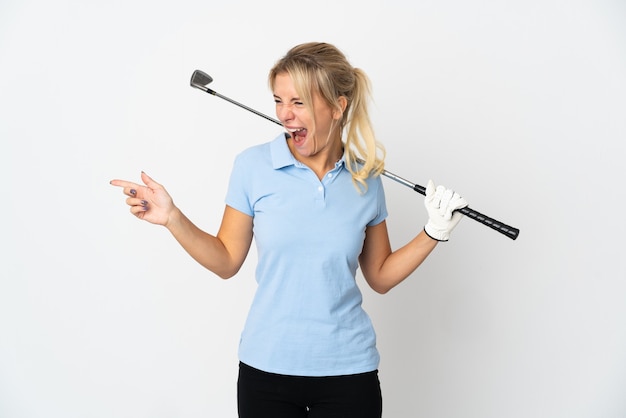 Młoda rosyjska golfistka kobieta na białym tle na białej ścianie wskazując palcem na bok i przedstawia produkt
