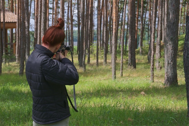 Młoda ruda kobieta chroniąca swój dom lub na zajęciach z broni taktycznej kobieta z bronią