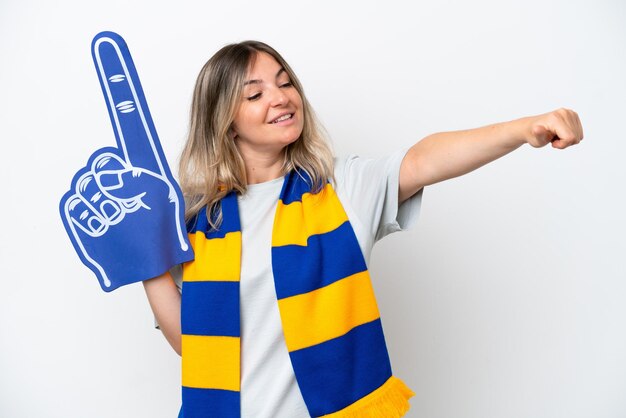 Zdjęcie młoda rumuńska kobieta fan sportu kobieta odizolowana na białym tle dająca kciuk do góry gestowi