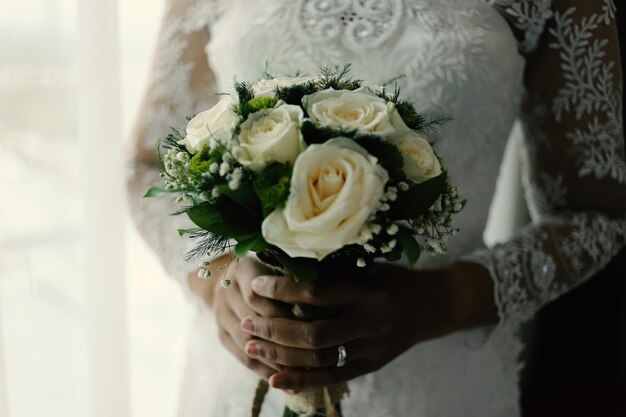 Zdjęcie młoda seksowna panna młoda w erotycznej bieliźnie brides poranek z kwiatem