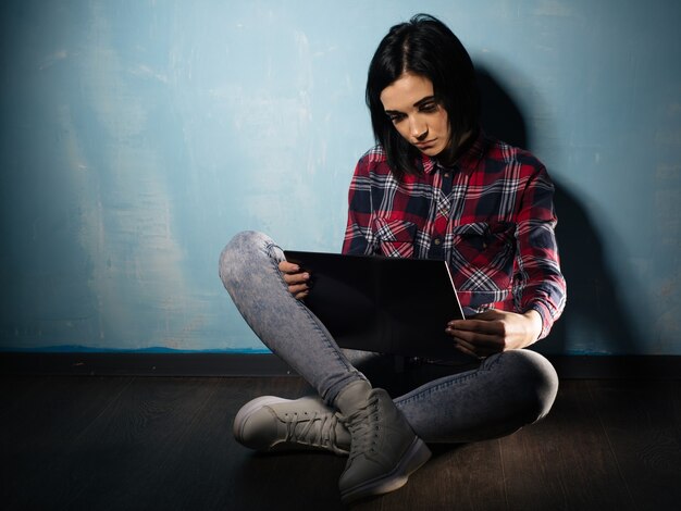 Młoda Smutna Dziewczyna Cierpiąca Na Uzależnienie Od Sieci Społecznościowych Siedzi Na Podłodze Z Notebookiem