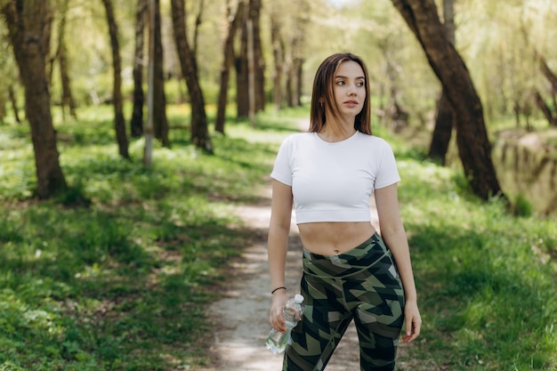 Młoda sportowa dziewczyna uprawia jogę w parku azjatycka piękna kobieta
