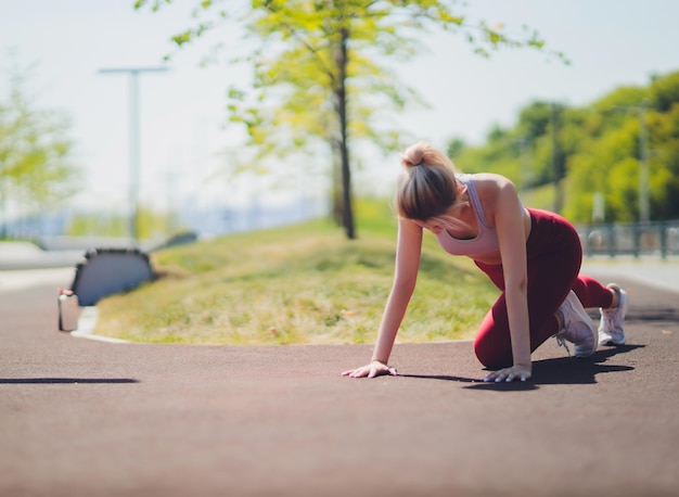 młoda sportowa kobieta robi promenadę ćwiczeń rozciągających