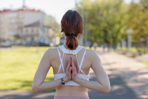 Młoda sportowa kobieta uprawiająca sport na świeżym powietrzu ćwiczenia fitness