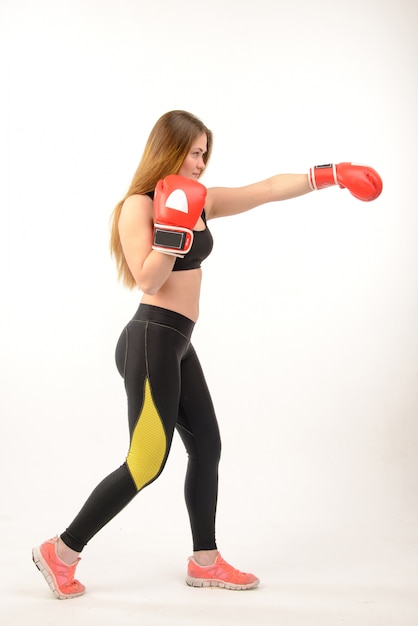 Młoda sprawności fizycznej kobieta z bokserskimi rękawiczkami