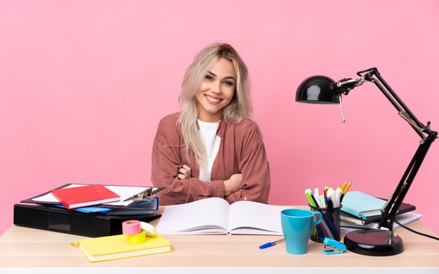 Młoda Studencka Kobieta Pracuje W Stołowy śmiać Się