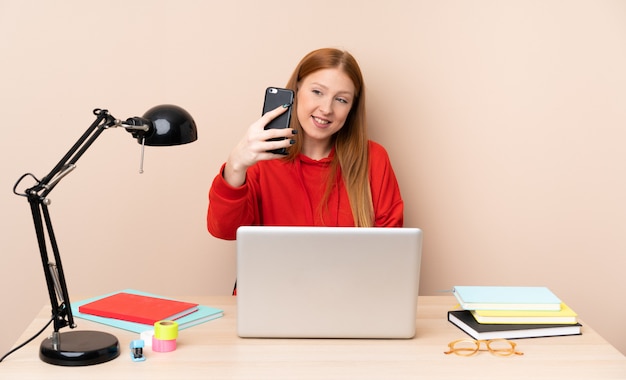 Młoda Studencka Kobieta W Miejscu Pracy Z Laptopem Robi Selfie