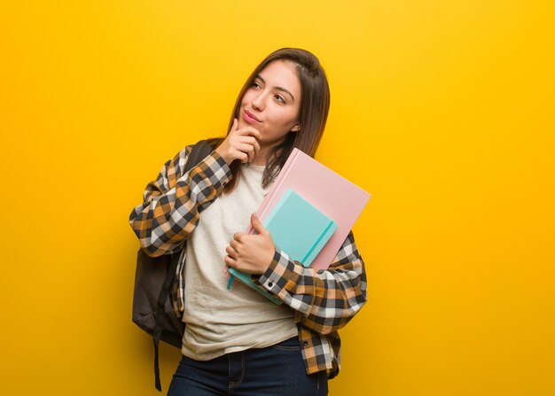 Młoda Studencka Kobieta Wątpiąca I Zmieszana