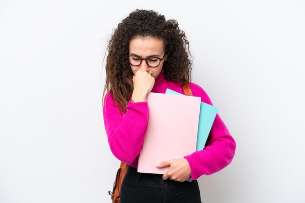 Młoda studentka Arabka na białym tle mająca wątpliwości