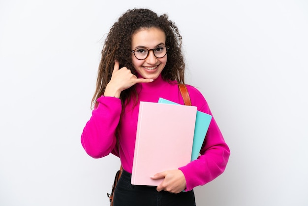 Młoda Studentka Arabska Kobieta Odizolowana Na Białym Tle Robienie Telefonu Gestem Zadzwoń Do Mnie Z Powrotem Znak