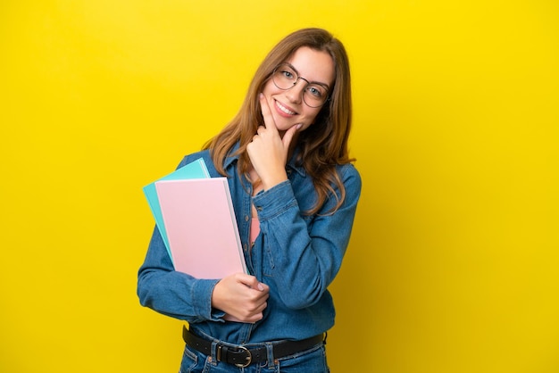 Młoda Studentka Kaukaska Kobieta Na żółtym Tle Szczęśliwa I Uśmiechnięta